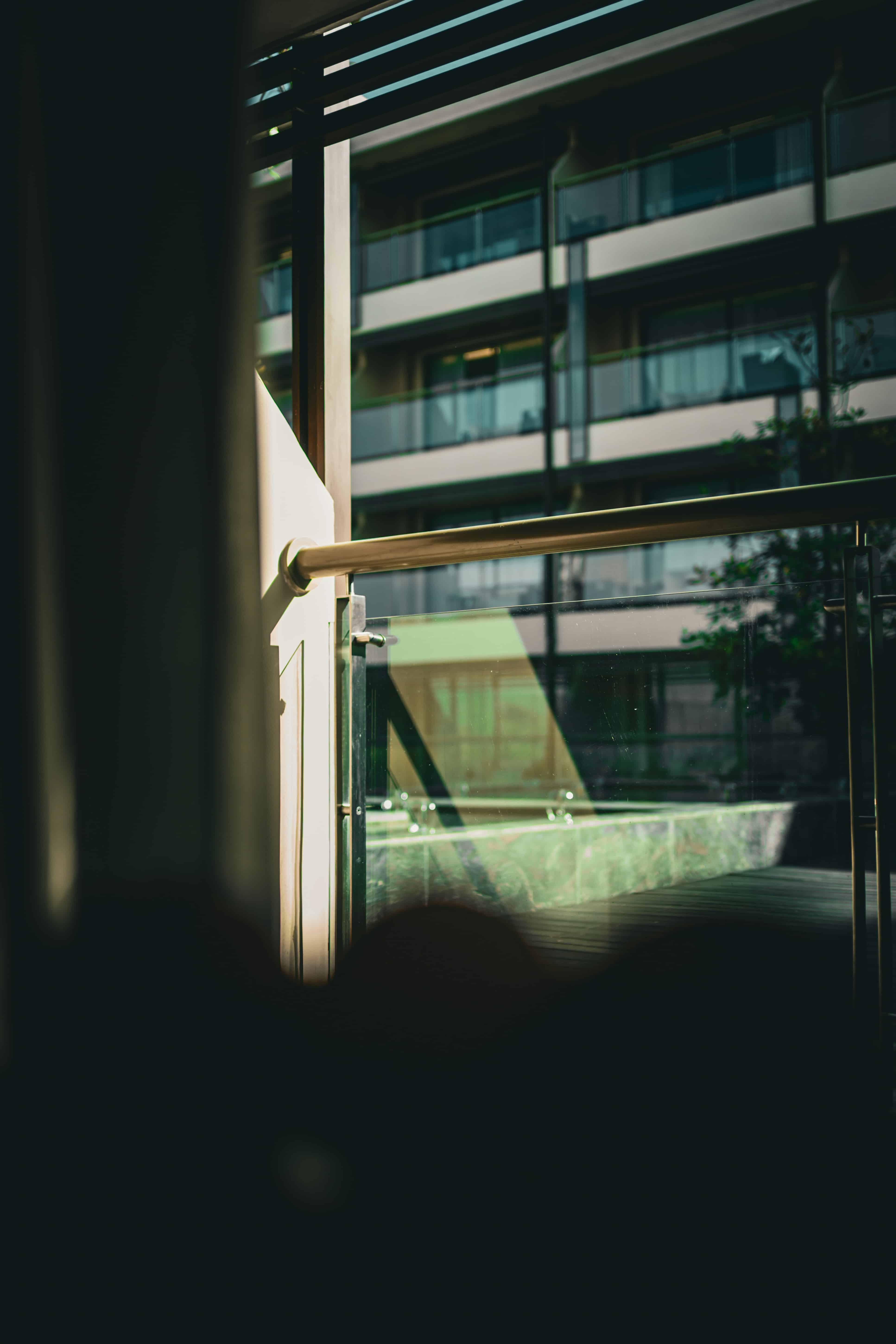 Glasgeländer auf einer Terrasse